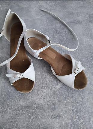 Босоножки кожаные