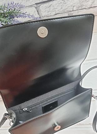 Маленька чорна сумка крос-боді