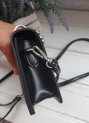 Маленька чорна сумка крос-боді