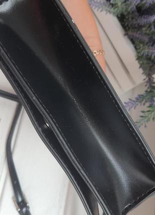 Маленька чорна сумка крос-боді