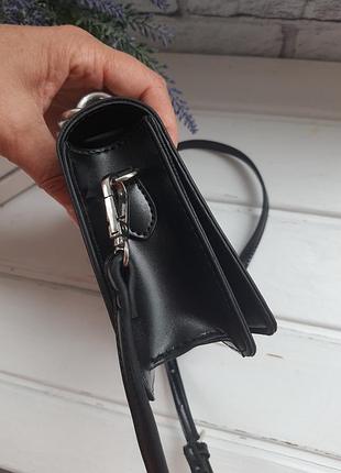 Маленька чорна сумка крос-боді