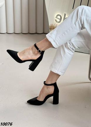 Чорні неймовірні туфлі з гострим носом на підборах