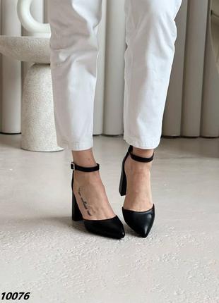 Чорні неймовірні туфлі з гострим носом на підборах