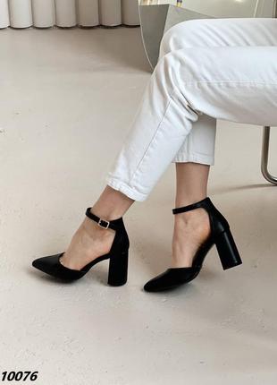 Чорні неймовірні туфлі з гострим носом на підборах