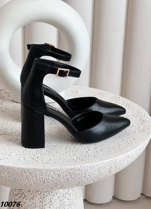 Чорні неймовірні туфлі з гострим носом на підборах