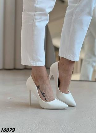 Розпродаж білі неймовірні туфлі з гострим носом на підборах