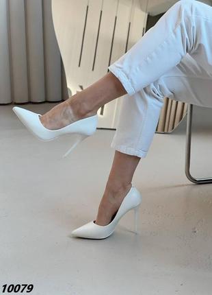Розпродаж білі неймовірні туфлі з гострим носом на підборах