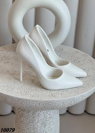 Розпродаж білі неймовірні туфлі з гострим носом на підборах