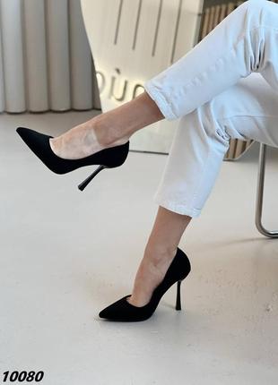 Черные невероятные туфли с острым носом на каблуке