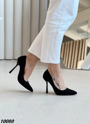 Черные невероятные туфли с острым носом на каблуке