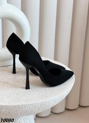 Черные невероятные туфли с острым носом на каблуке
