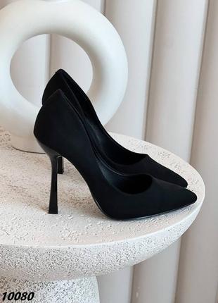 Черные невероятные туфли с острым носом на каблуке