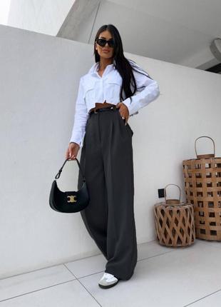 Классические серые женские брюки штаны палаццо с декоративными карманами. высокая посадка