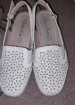 Босоніжки шкіряні із закритим передом на широку ніжку