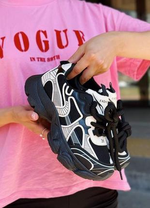 Чорні жіночі кросівки на високій підошві потовщеній