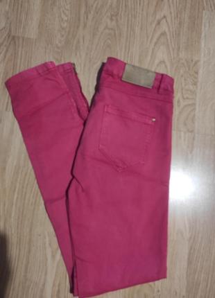 Джинсы на размер 36.