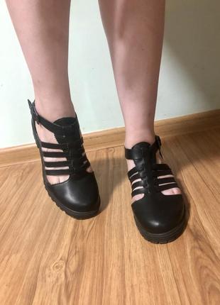 Закриті босоніжки з ремінцями в стилі гранж new look