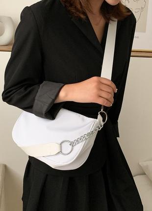 Нейлоновая белая сумочка с цепочками