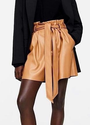 Супер стильні шорти zara з екошкіри з високою посадкою по фігурі