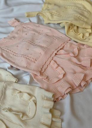 Легкий, вязаный костюм