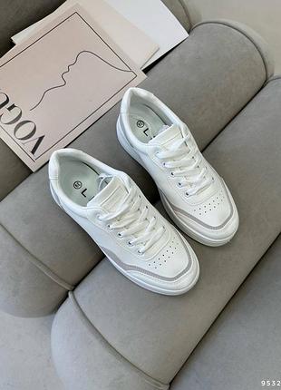 Женские кроссовки