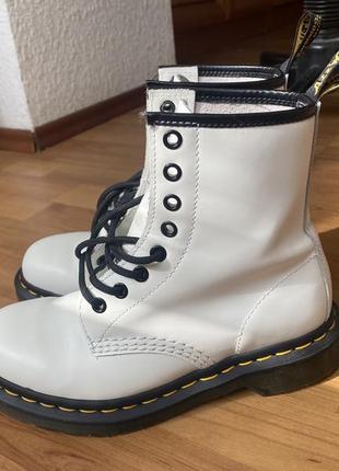 Білі оригінальні dr martens
