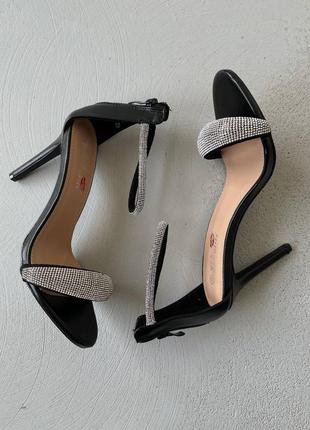 Босоножки черные