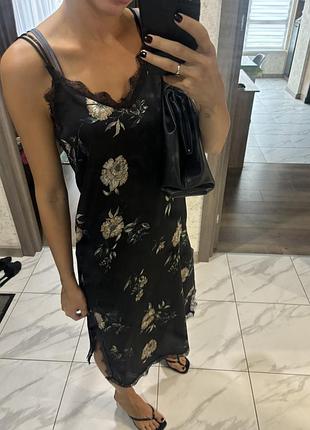 Сукня в білизняному стилі з мереживом і квітами pull and bear