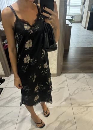 Сукня в білизняному стилі з мереживом і квітами pull and bear