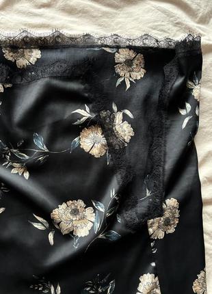 Сукня в білизняному стилі з мереживом і квітами pull and bear