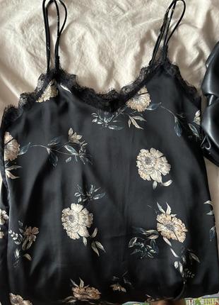 Сукня в білизняному стилі з мереживом і квітами pull and bear