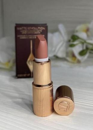 Напів матова помада charlotte tilbury matte revolution   pillow talk3 фото