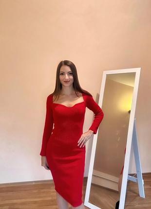 Елегантна червона сукня в рубчик
