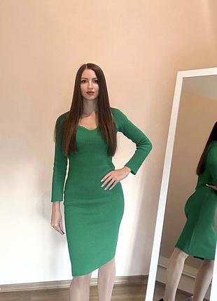 Елегантна зелена сукня в рубчик