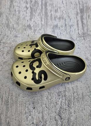 Крокс класік клог лого золоті crocs classic metallic logo clog gold metallic