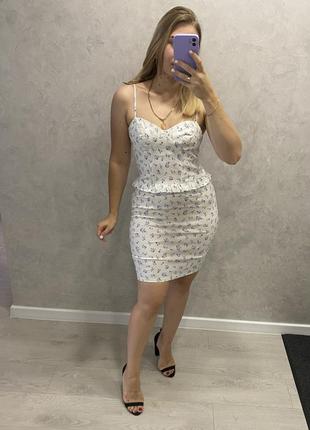 Сукня біла в блакитних квітах