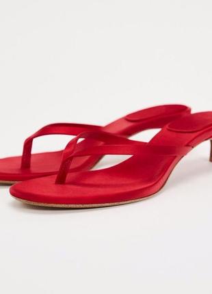 Босоніжки, мюлі, шльопанці zara