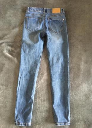 Голубые джинсы