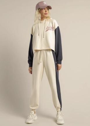 Спортивный светлый костюм adidas оригинал