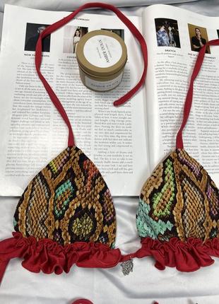 Красивый яркий купальник