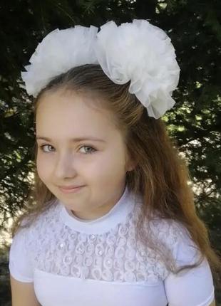 Білі пишні банти в школу