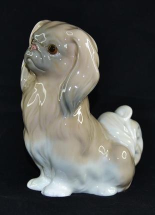 Щенок пекинеса сидит lladro