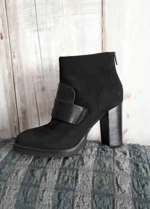 Шкіряні черевики ботильони  чорні жіночі замшеві на стійкому каблуці як нові р 37