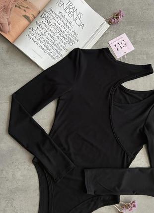 Стильный черный асимметричный боди с разрезом2 фото