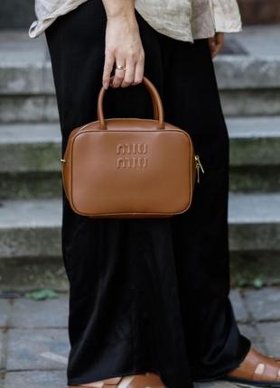 Актуальна шкіряна жіноча сумка miu miu leather top-handle bag brown класична сумка на кожен день коричнева сумка з ручками сумка бочонок