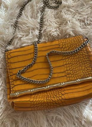 Сумка от zara с цепочкой ручкой