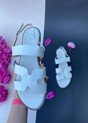 Сандалии белые