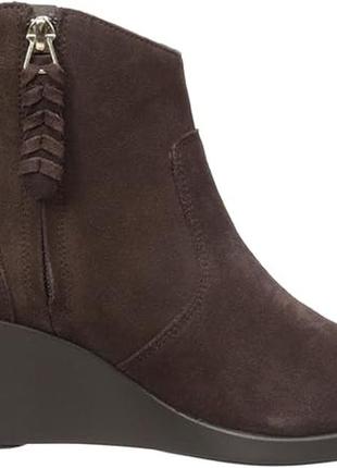 Crocs замшевые демисезонные ботинки на танкетке leigh suede wedge bootie boot3 фото