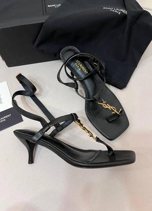 Черные и белые кожаные босоножки в стиле Saint Laurent Lou Stiefeletten Schwarz