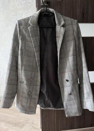 Жіночий класичний піджак